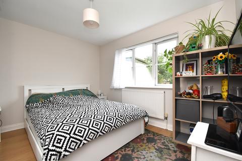 2 bedroom flat to rent, Brockley Park