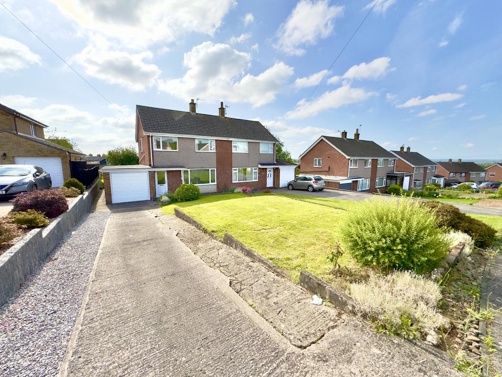 Three Bedroom Family Home with Views!