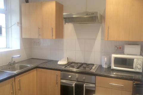 3 bedroom flat to rent, Browning Street, London