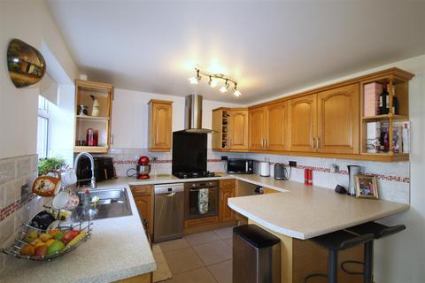 4 bedroom semi-detached house to rent, Gray Close, Innsworth