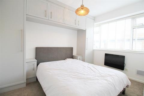 2 bedroom flat to rent, Kensington Court, Manchester M34