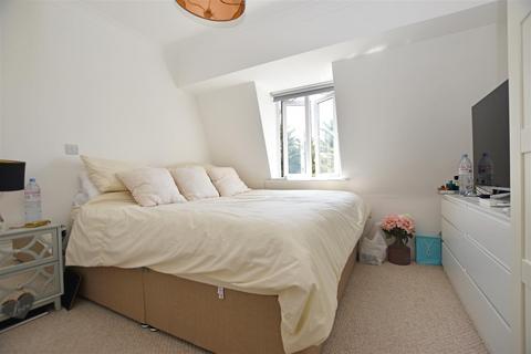 2 bedroom flat to rent, Elizabeth Gardens, Isleworth