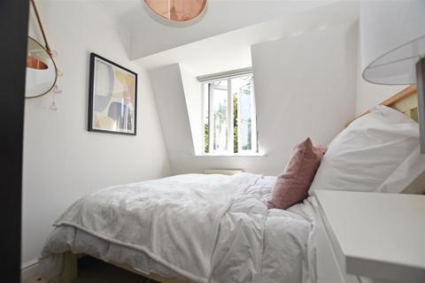 2 bedroom flat to rent, Elizabeth Gardens, Isleworth