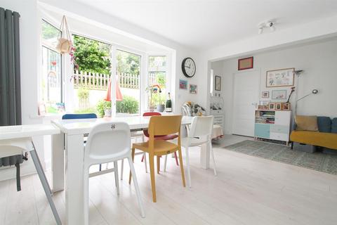 22 Rossdale, Sutton, SM1 4JU