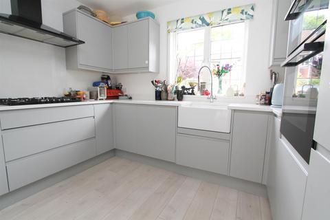22 Rossdale, Sutton, SM1 4JU