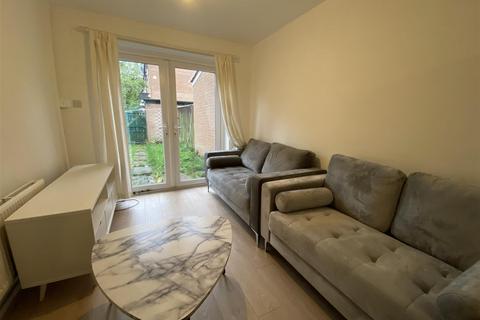 4 bedroom terraced house to rent, Corn Close, Ardwick, Manchester