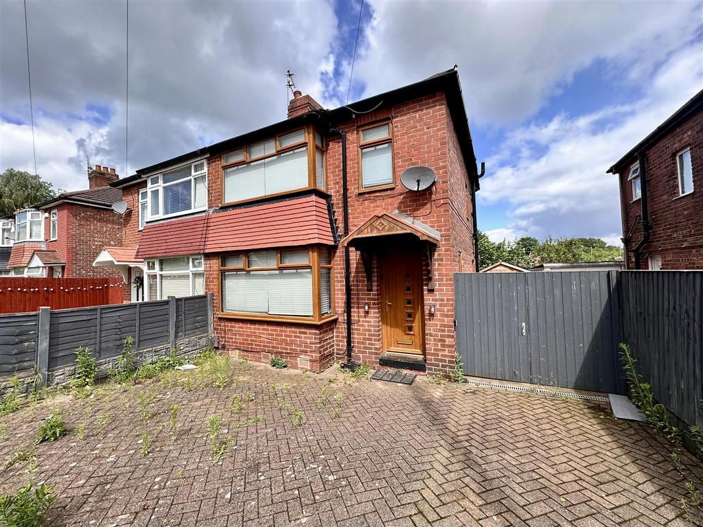 Tellson Crescent, Salford 3 bed semidetached house £1,200 pcm (£277 pw)