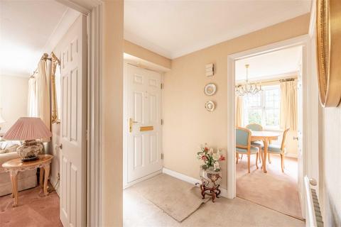 5 Almond Close, Windsor, SL4 3YL
