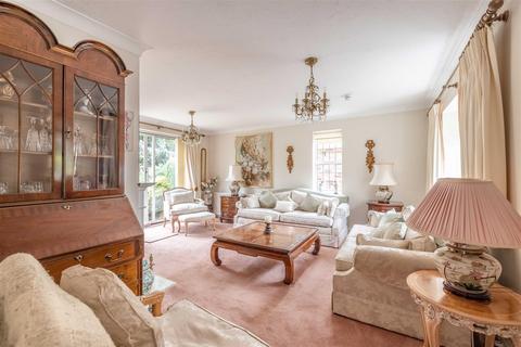 5 Almond Close, Windsor, SL4 3YL