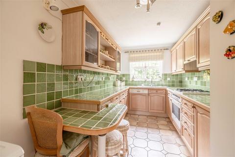 5 Almond Close, Windsor, SL4 3YL