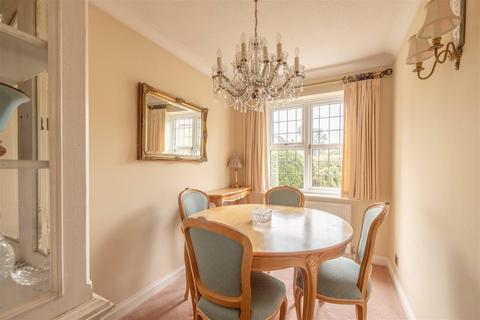 5 Almond Close, Windsor, SL4 3YL