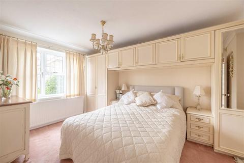 5 Almond Close, Windsor, SL4 3YL