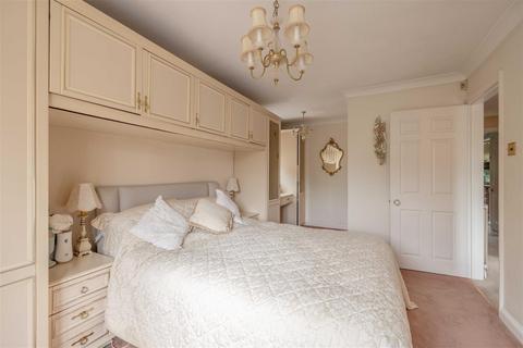5 Almond Close, Windsor, SL4 3YL