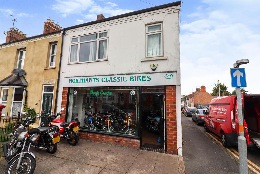 Wellingborough Road, Rushden NN10 Shop £250,000
