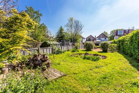 9 Raymead Way, Fetcham, Leatherhead, KT22 9LY
