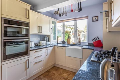 9 Raymead Way, Fetcham, Leatherhead, KT22 9LY