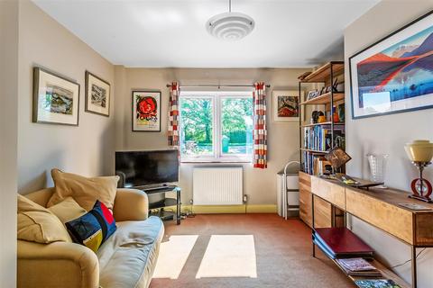 9 Raymead Way, Fetcham, Leatherhead, KT22 9LY
