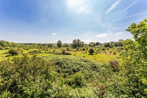 9 Raymead Way, Fetcham, Leatherhead, KT22 9LY