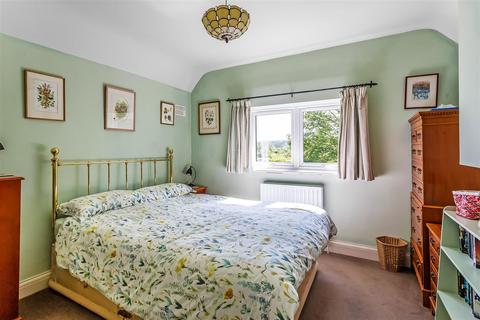 9 Raymead Way, Fetcham, Leatherhead, KT22 9LY