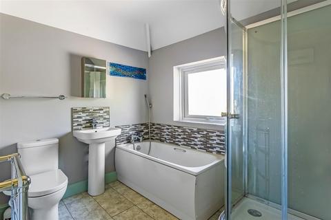 9 Raymead Way, Fetcham, Leatherhead, KT22 9LY