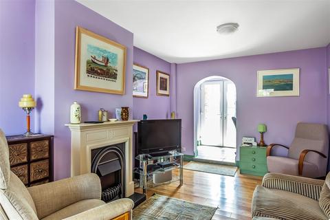 9 Raymead Way, Fetcham, Leatherhead, KT22 9LY