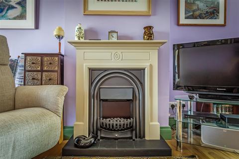 9 Raymead Way, Fetcham, Leatherhead, KT22 9LY