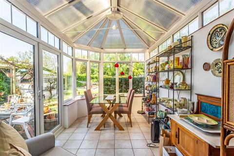 9 Raymead Way, Fetcham, Leatherhead, KT22 9LY