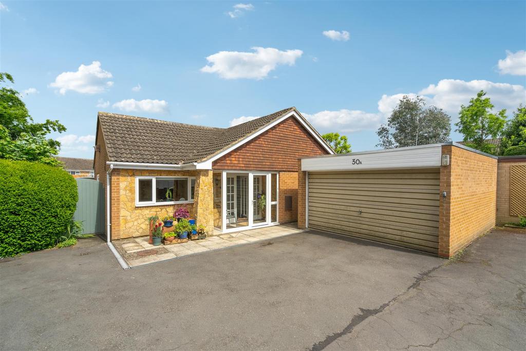 Abington Park Crescent, Northampton 4 bed detached bungalow for sale