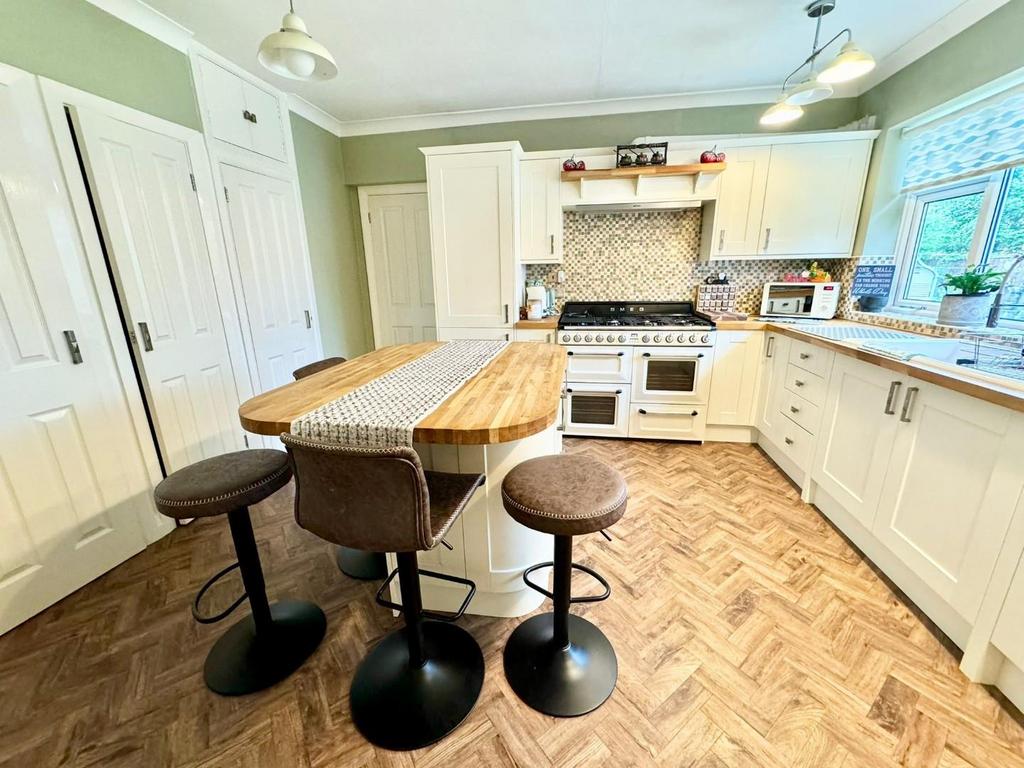 Cambridge Avenue... 4 bed detached bungalow for sale £480,000