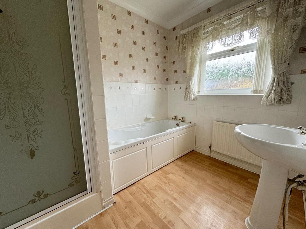 Bathroom (Ground Floor)
