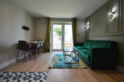 2 bedroom flat for sale, Birkbeck Road, Newbury Park - IMMACULATE REFURB - CHAIN FREE