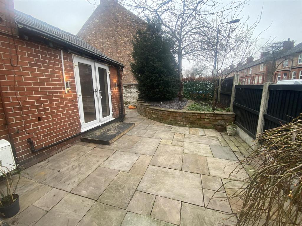 Stamford Park Road, Hale, Altrincham 1 bed ground floor flat to rent