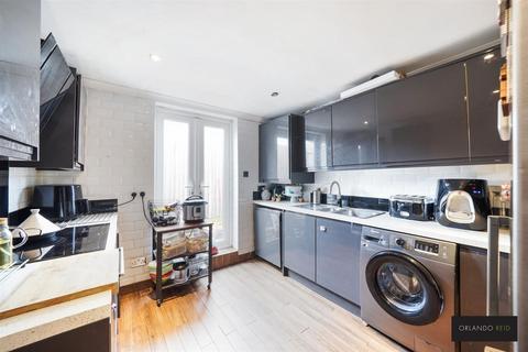 3 bedroom maisonette for sale, Old Town, London