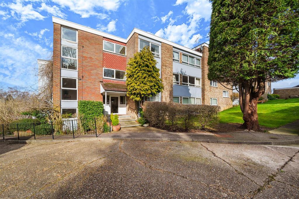 Ivinghoe Road, Bushey WD23 3 bed flat for sale £430,000