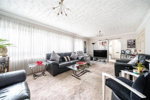 3 bedroom flat for sale, Ivinghoe Road, Bushey WD23