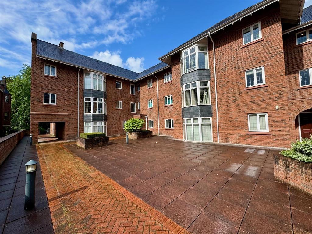 Central Place, Wilmslow, SK9 1BU 2 bed apartment to rent £1,250 pcm (£288 pw)
