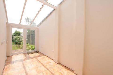 35 Beauchamp Road, Warwick, CV34 5NU