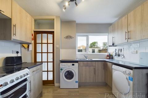 16 Foxcombe, New Addington, Croydon, CR0 9EX