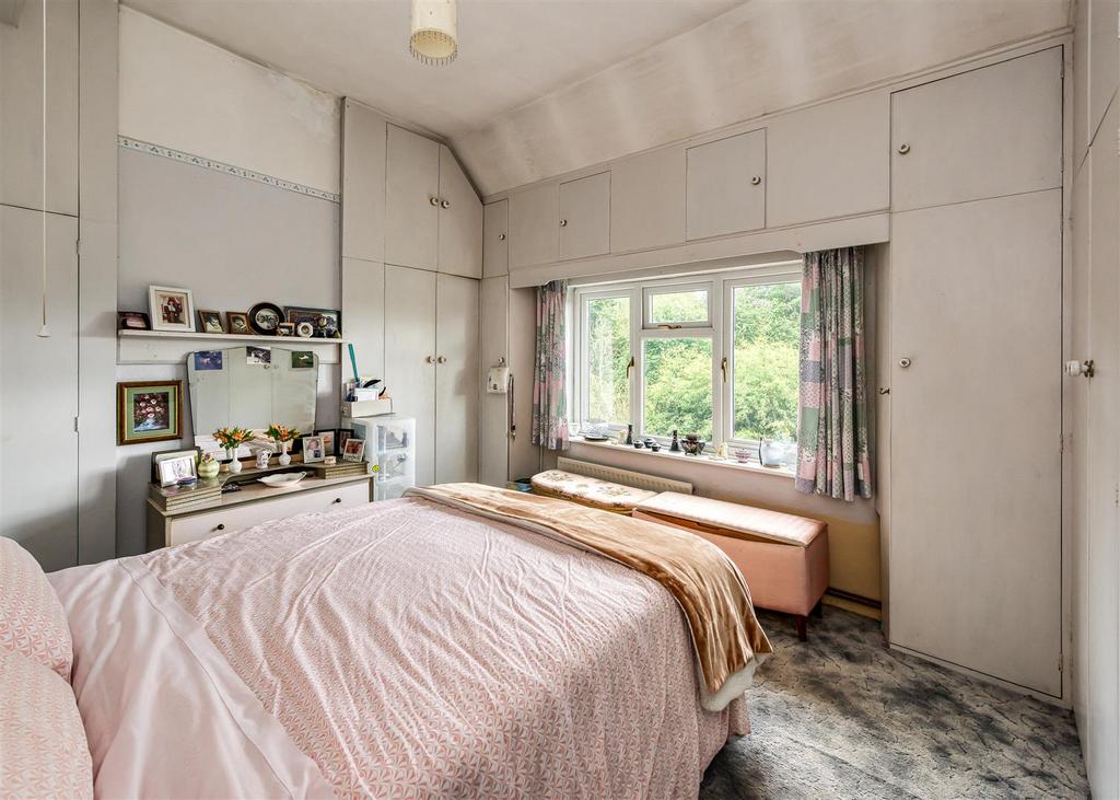 Woodford Cottage-bed1.jpg