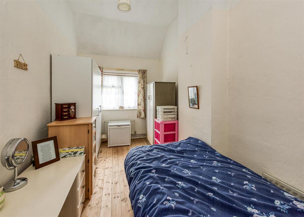 Woodford Cottage-bed2.jpg