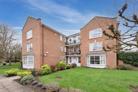 3 bedroom flat for sale, Phyllis Court Drive, Henley-On-Thames RG9
