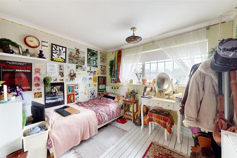 11 Ifield Way, Gravesend, DA12 5UA