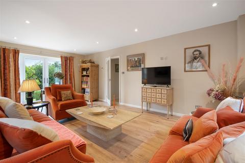 Truscott Knowle Hill, Virginia Water, GU25 4HZ