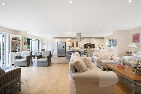 Truscott Knowle Hill, Virginia Water, GU25 4HZ