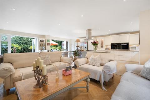 Truscott Knowle Hill, Virginia Water, GU25 4HZ