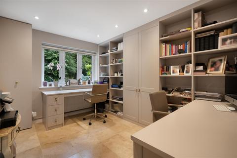 Truscott Knowle Hill, Virginia Water, GU25 4HZ