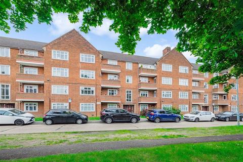 2 bedroom flat for sale, Althorne Gardens, South Woodford