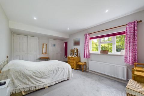 62 Park Road, Kenley, CR8 5AR