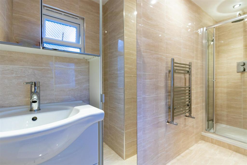 En-suite (1 of 1).jpg