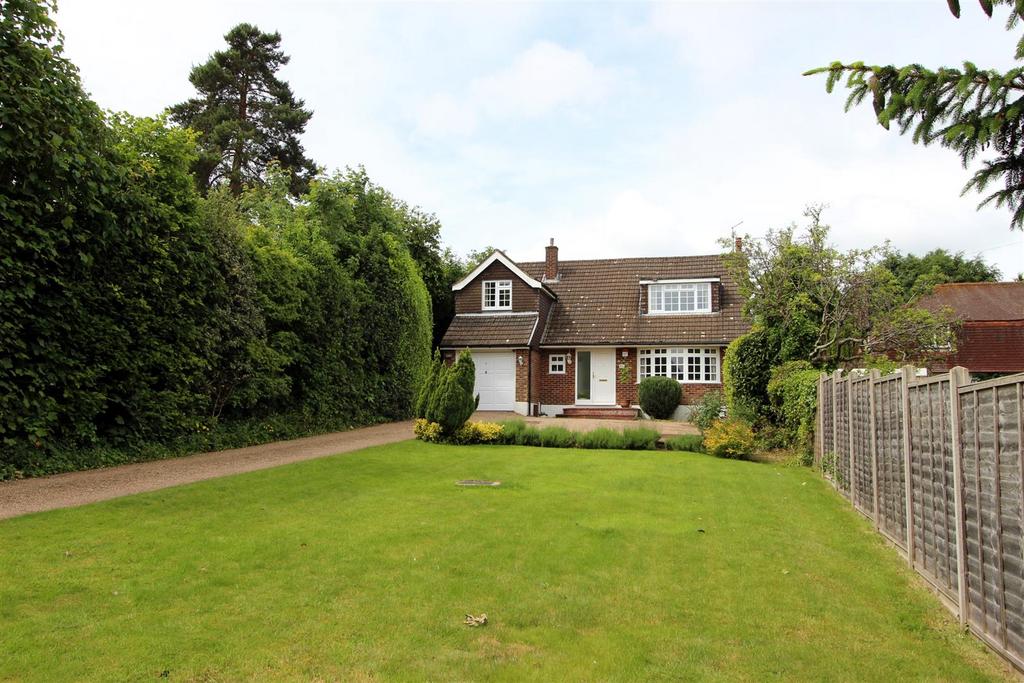 Kingswood Road, Tadworth 3 bed detached house for sale £825,000